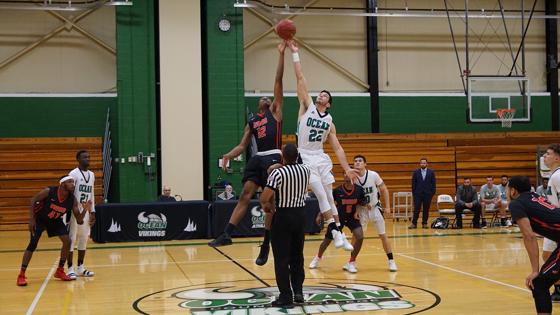 Laing Leads a Thrilling Vikings Win at Sussex, 78-74